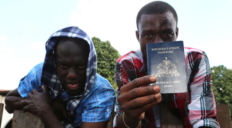 Haitianos que migraram para o Acre; fronteira fechada impede os estrangeiros de saírem - (Foto: Sérgio Vale/Governo do Acre)