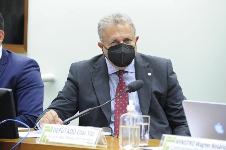 O deputado Elias Vaz presidiu o debate com as companhias aéreas - (Foto: Gustavo Sales/Câmara dos Deputados)