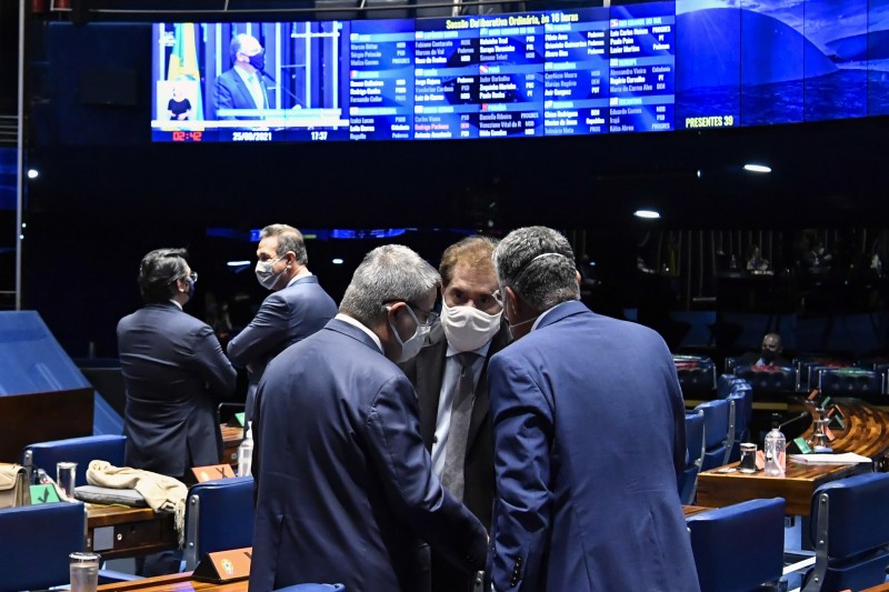 O relator, senador Antonio Anastasia (à esq.), acolheu duas emendas de redação. De acordo com o projeto, “praça” é o município onde está situado o estabelecimento do remetente do produto - Agência Senado