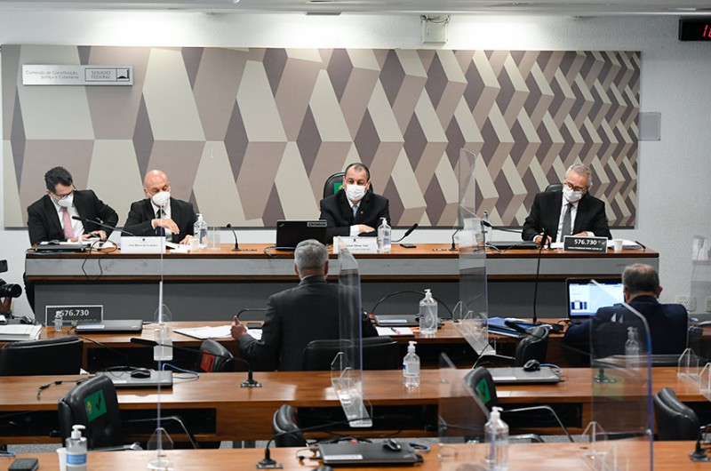 Santana (2º à esq.), o presidente, Omar Aziz, e o relator da CPI, Renan Calheiros - Agência Senado