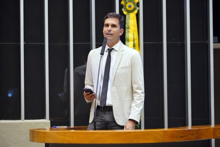 Luiz Lima recomendou a aprovação do projeto - (Foto: Pablo Valadares/Câmara dos Deputados)