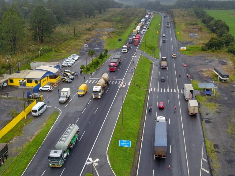Caminhoneiros autônomos respondem por 60% do transporte de mercadorias no País - (Foto: José Fernando Ogura/Agência de Notícias do Paraná)