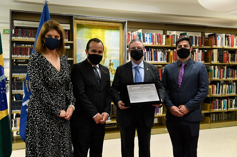 Ilana Trombka, diretora-geral do Senado, o vereador Leandro Morais, o senador Antonio Anastasia e Bruno Dias, presidente da Câmara Municipal de Pouso Alegre, durante o lançamento do livro - Roque de Sá/Agência Senado