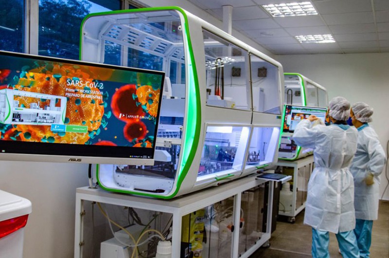 Laboratório de testagem da Fiocruz, no RJ: instituição tem papel essencial no combate à covid-19 - Peter Ilicciev/Fiocruz