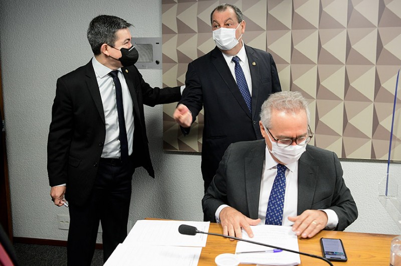 Randolfe, Omar Aziz e Renan em reunião da CPI no dia 24 - Pedro França/Agência Senado