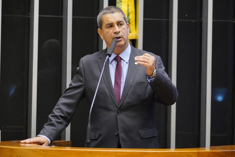 Coronel Tadeu recomendou a aprovação de substitutivo - (Foto: Pablo Valadares/Câmara dos Deputados)