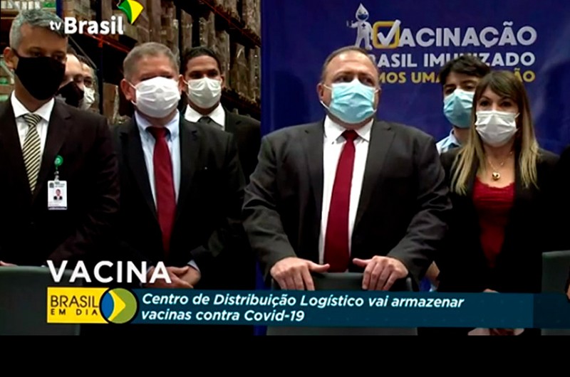Andreia Lima em evento com o ex-ministro Eduardo Pazzuelo e Roberto Dias (E), em dezembro de 2020 - Reprodução/Tv Brasil
