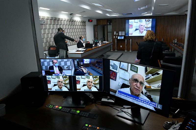 O relator da proposta, Lasier Martins (nas telas), na reunião da CE nesta quinta - Roque de Sá/Agência Senado