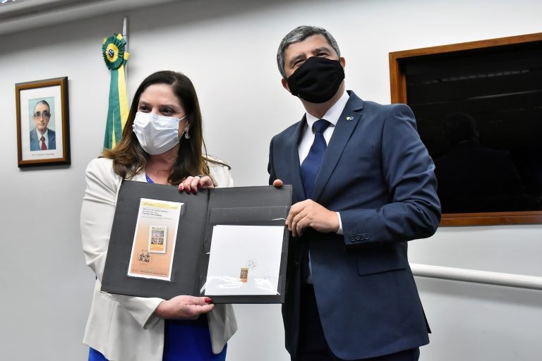  Deputada Soraya Santos e o diretor do Correios, Alex do Nascimento, durante o lançamento do selo do bicentenário - (Foto: Reila Maria/Câmara dos Deputados)