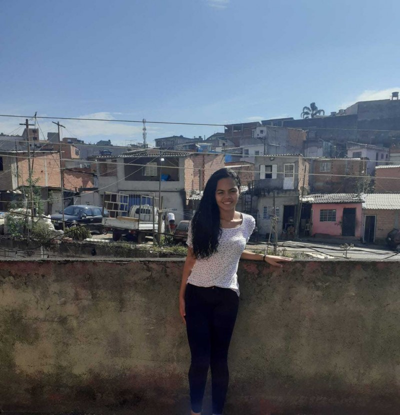 Vitória Teixeira e a carta de aprovação na universidade do Catar - (Foto: Arquivo Pessoal)