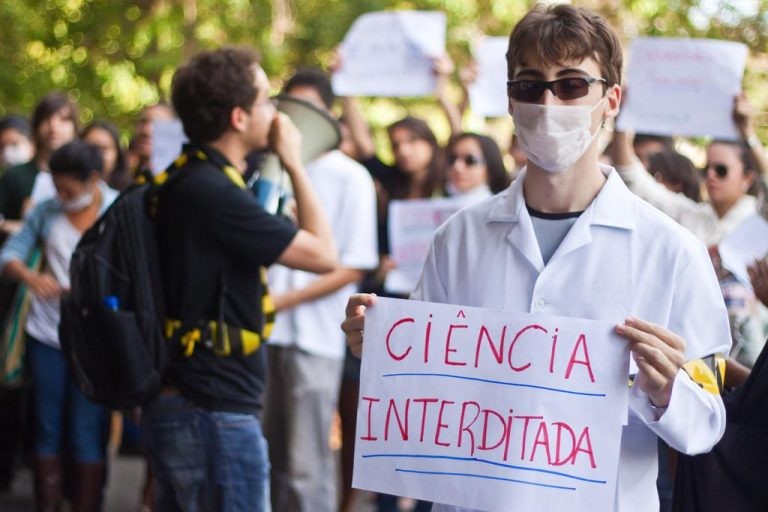 Protesto contra a falta de investimento em pesquisa nas universidades - (Foto: Luiz Filipe Barcelos/Universidade de Brasília)