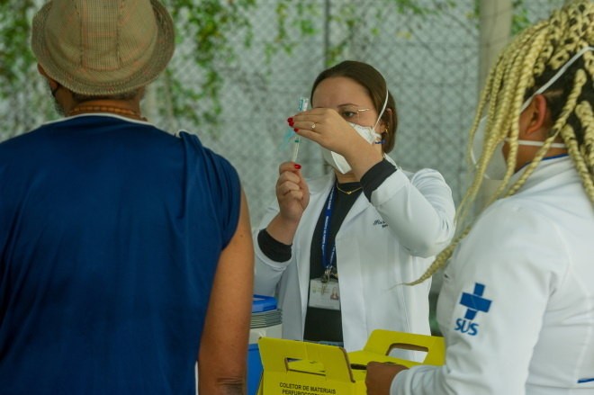 Pessoas com comorbidades devem levar laudos médicos ao posto de vacinação - (Foto: Evandro Leal/Estadão Conteúdo - 1.6.2021)