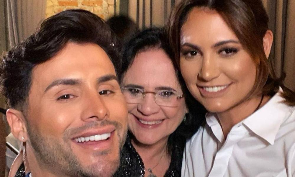 Agustin Fernandez ao lado de Damares e Michelle: comemoração em restaurante badalado de São Paulo Foto: Reprodução