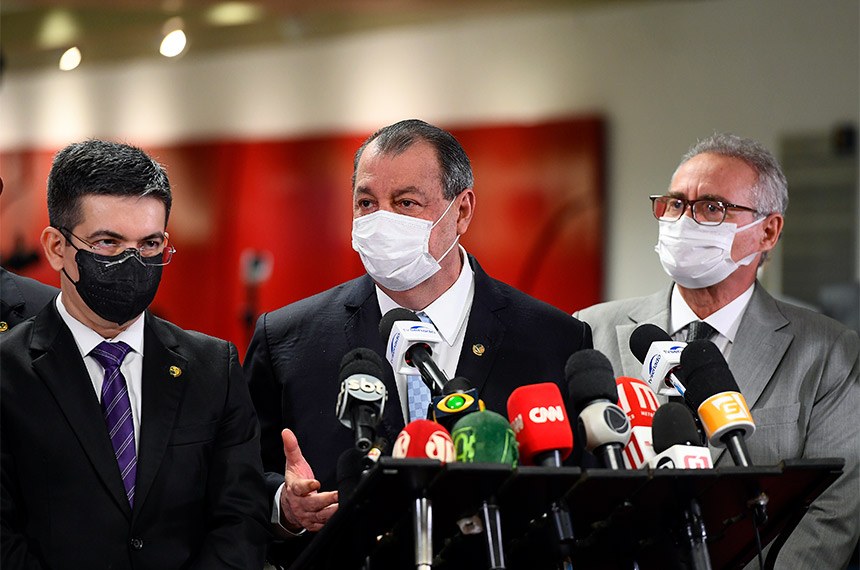 Senadores Randolfe Rodrigues, Omar Aziz e Renan Calheiros em entrevista à imprensa durante a CPI 