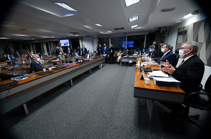 O relatório final de Renan Calheiros foi aprovado com sete votos favoráveis e quatro contrários 