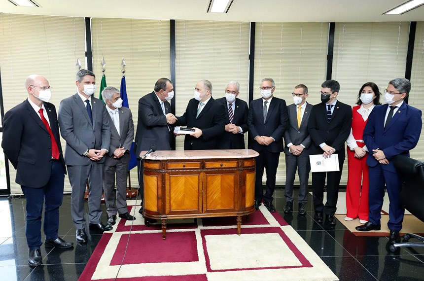 Entre senadores da CPI, o presidente do colegiado, Omar Aziz (4º à esq.), entrega o relatório a Aras 