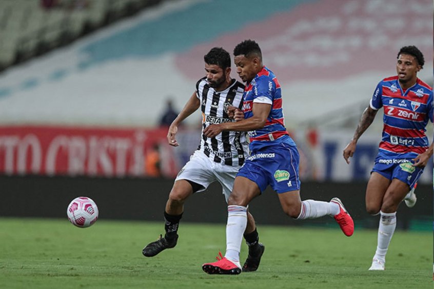 Diego Costa, em bom jogo, abriu o caminho para a vitória Hulk fez de pênalti e se tornou artilheiro da competição-(Foto: Pedro Souza / Atlético-MG)