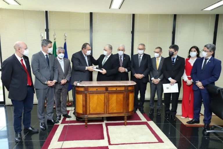 CPI da Covid: senadores entregam relatório final ao procurador-geral da República