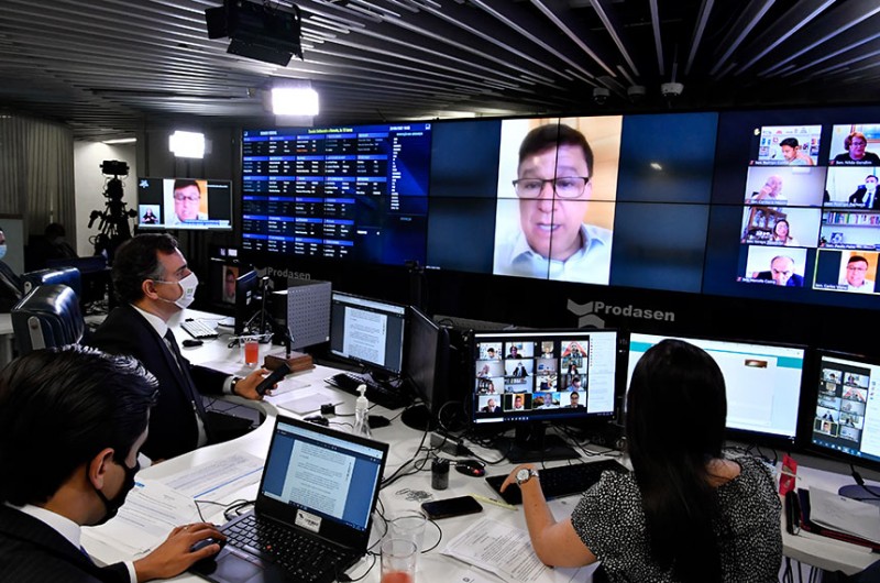 O senador Carlos Viana (na tela) durante sessão remota do Senado no dia 27 de maio