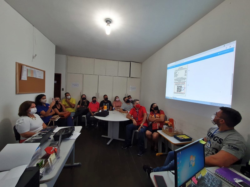 A secretária de Desenvolvimento Social e articuladora do PAI, Helena Wanderley, durante reunião com os comerciantes