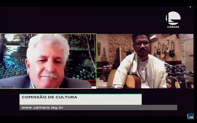 Deputado Airton Faleiro e Alexandre Carlo, vocalista do Natiruts - (Foto: Reprodução TV Câmara)