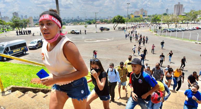 Fãs entram no velório de Marília Mendonça para dar adeus à cantora sertaneja AGNEWS