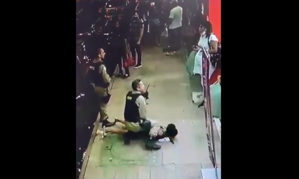 PMs de Minas Gerais agridem e imobilizam no chão mulher com filho de colo Foto: Reprodução