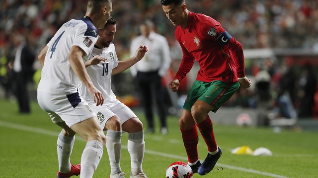 Cristiano Ronaldo é marcado por Milenkovic e Zivkovic em Portugal x Sérvia (Foto: Reuters)