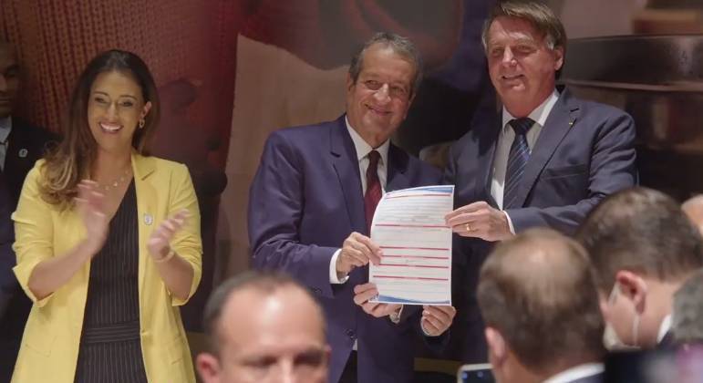 Presidente Jair Bolsonaro mostra ficha de filiação ao PL REPRODUÇÃO/R7