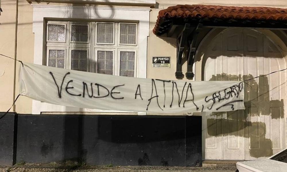 Faixa diz para Salgado vender a própria empresa, a Ativa Investimentos Foto: Reprodução de Internet