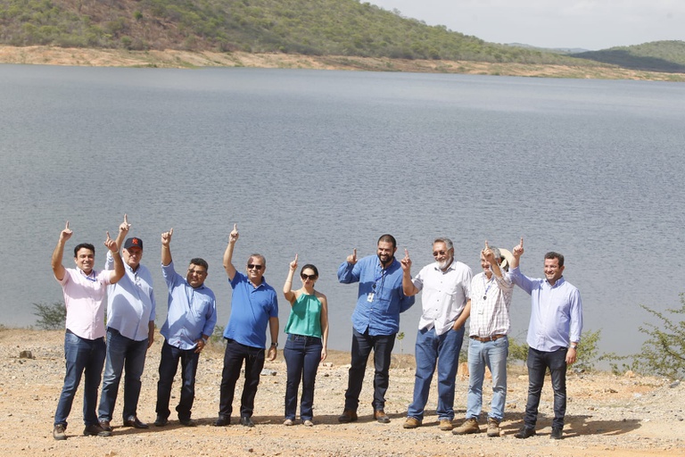 Ministro Marinho e equipe do MDR na barragem de Boa Vista (Foto: Adalberto Marques/MDR)