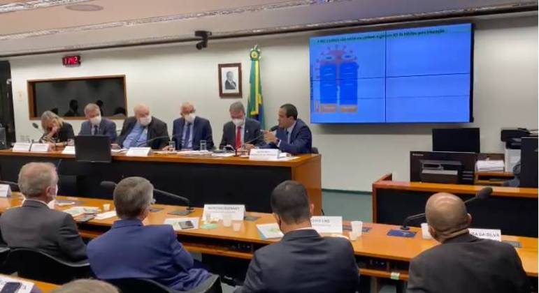 Prefeitos se reúnem na Câmara para reivindicar pautas da educação e do transporte