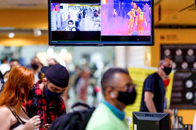 STF: Segundo o ministro, não é possível dispensar a apresentação do comprovante de vacina a pessoas que já tenham sido infectadas pela Covid-19 (Roosevelt Cassio/Reuters)