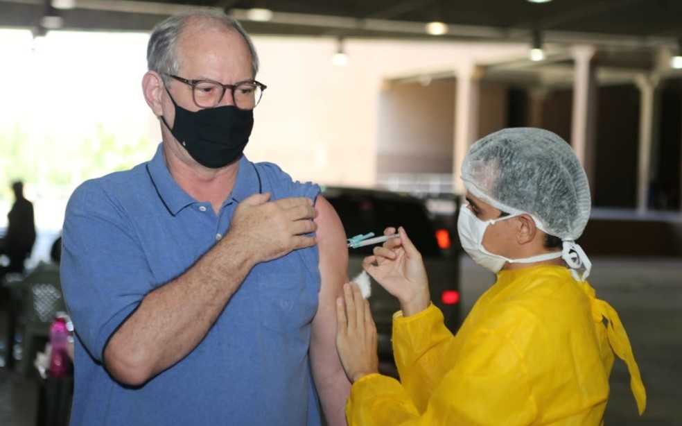 Ciro Gomes recebe segunda dose da vacina contra a Covid em Fortaleza, em maio. — Foto: Reprodução/Arquivo Pessoal