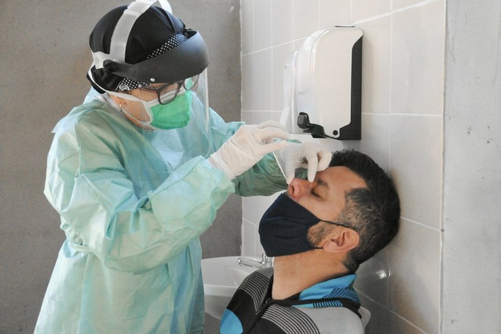 Teste de Covid sendo realizada em morador — Foto: SES/Divulgação