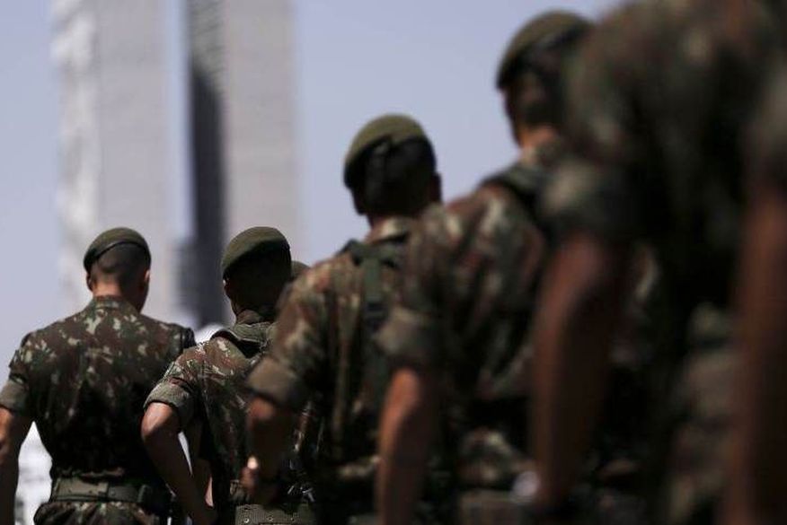 Dados obtidos com exclusividade pelo Metrópoles, por meio da Lei de Acesso à Informação (LAI), revelam que cerca de 121,2 mil integrantes do Exército e 36,5 mil da Força Aérea Brasileira (FAB) foram completamente imunizados contra a Covid. (Foto: Marcelo 