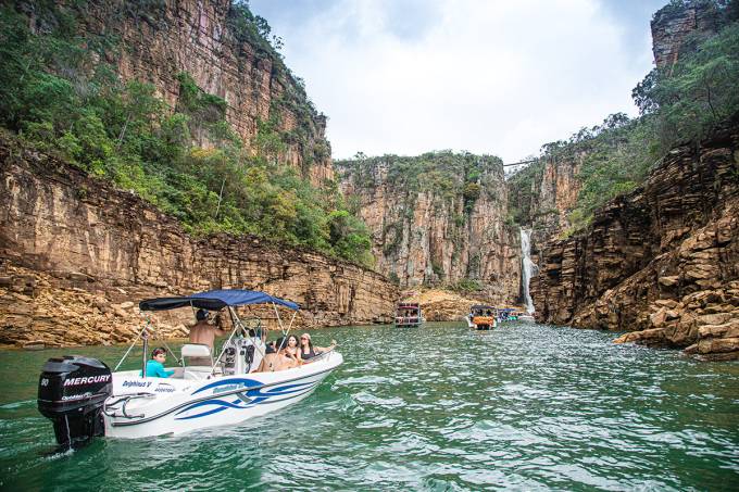 Capitólio é um destino turístico de Minas Gerais, a 293 km de Belo Horizonte, conhecido pelo Lago de Furnas e pelos paredões de mais de 20 metros de altura. Havia entre 70 e 100 pessoas em embarcações na região no momento do deslizamento (Leandro Fonseca/