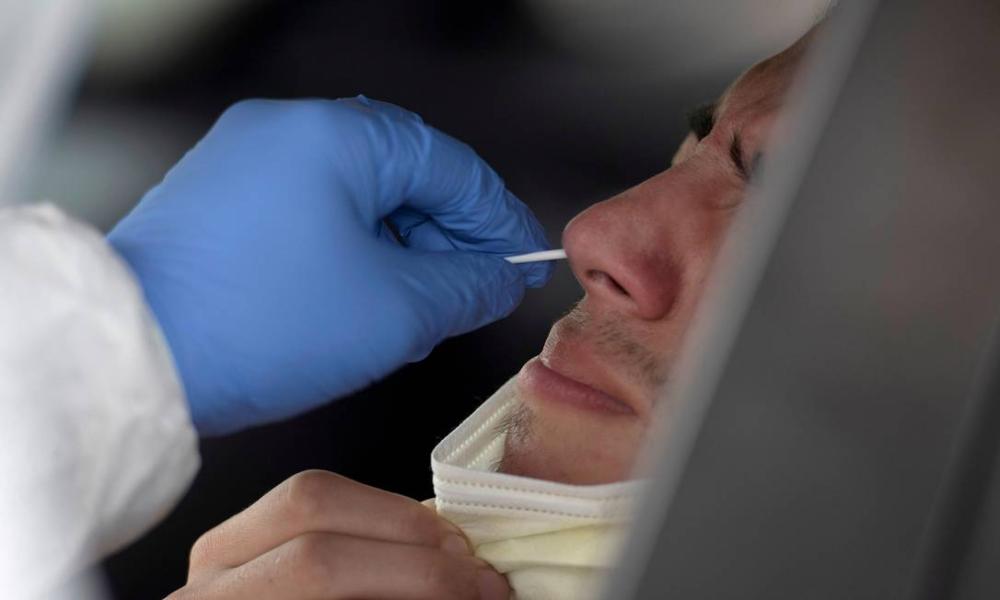 Homem faz teste de Covid-19. Foto: Callaghan O'Hare / REUTERS