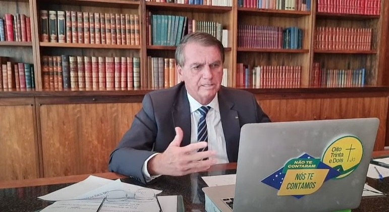 Presidente Jair Bolsonaro em transmissão ao vivo pelas redes sociais REPRODUÇÃO/YOUTUBE