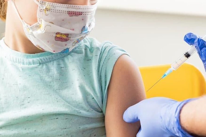 No Brasil, há dois imunizantes aprovados pela Anvisa (Agência Nacional de Vigilância Sanitária). O da Pfizer está liberado para crianças a partir de 5 anos, e a Coronavac, para crianças a partir de 6 anos. (Foto: Reprodução)