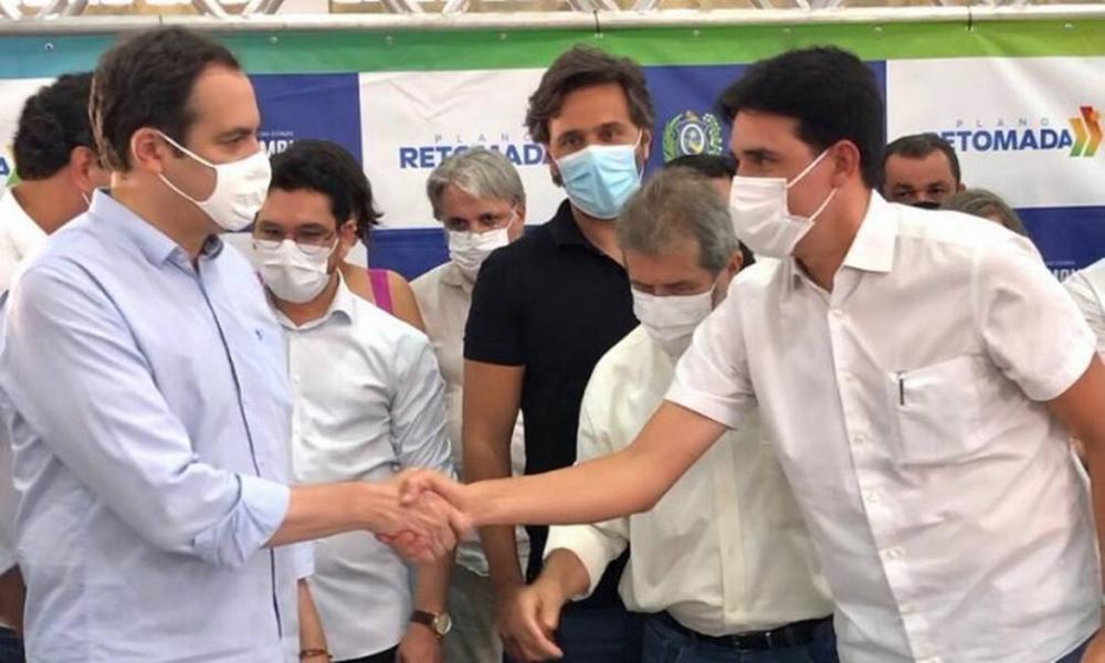 O deputado Silvio Costa Filho (Republicanos) cumprimenta o governador de Pernambuco, Paulo Câmara (PSB) Foto: Reprodução/Instagram