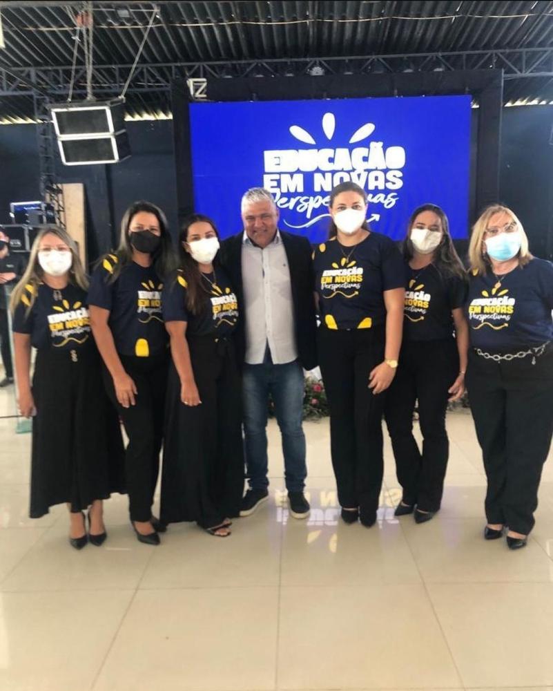 Secretária de Educação Adriana Carneiro com sua equipe e convidado durante o evento