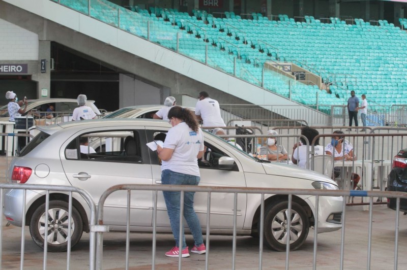 Vacinação contra a covid-19 no drive thru da Arena Fonte Nova, em Salvador (BA) - (Foto: MAURO AKIIN NASSOR/FOTOARENA/ESTADÃO CONTEÚDO - 05.06.2021)