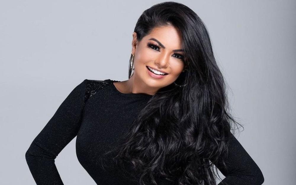 Fãs se reúnem na porta do Hospital Primavera, em Aracaju, após notícia da morte de Paulinha Abelha — Foto: Larissa Gomes