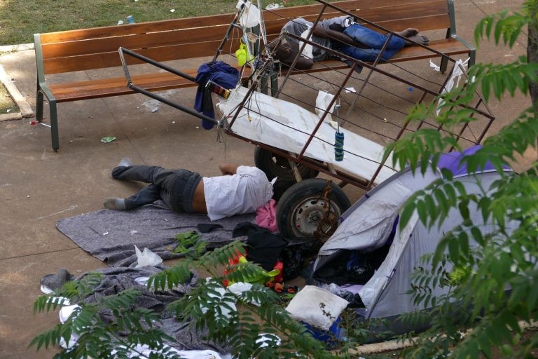 Pessoas dormem na rua no Centro de São Paulo - (Foto: Jorge Araujo/Fotos Publicas)