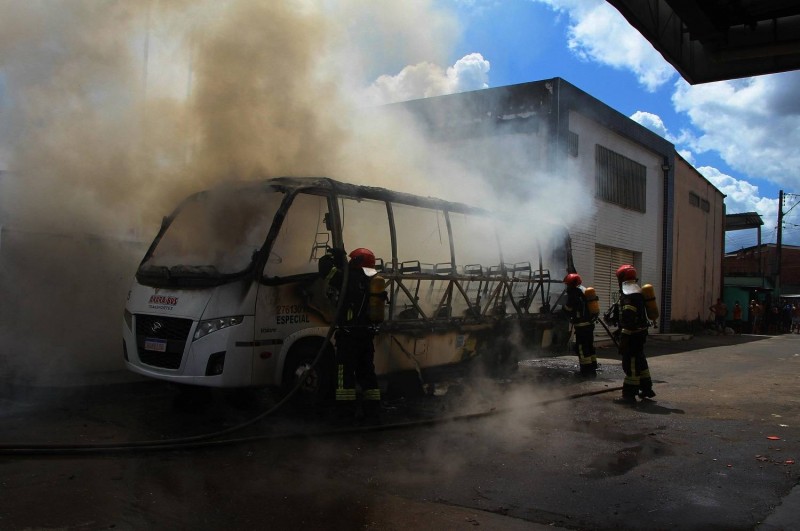 Bombeiros fazem rescaldo de ônibus incendiado em Manaus após onda de ataques - (Foto: EDMAR BARROS/FUTURA PRESS/FUTURA PRESS/ESTADÃO CONTEÚDO - 06.06.2021)