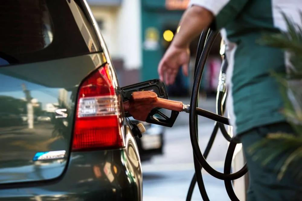 Carro abastecendo: preço da gasolina sofreu reajuste na semana passada. (Getty Images/Bloomberg)