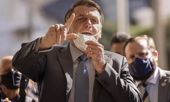 Presidente Jair Bolsonaro contraria protocolos sanitários e retira máscara para falar durante visita a Chapecó (SC) na última quarta-feira | Liamara Polli/DiaEsportivo/Agência O Globo