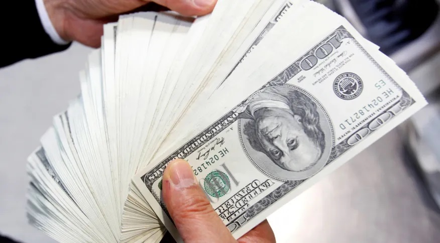 Nem mesmo a alta da moeda americana lá fora, em dia marcado por baixo apetite ao risco e perdas das bolsas em Nova York, tirou o brilho do real 28/04/2010REUTERS/Jo Yong-Hak