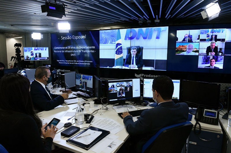 Wellington Fagundes (E) comanda a sessão, com o diretor-geral do Dnit, Antônio dos Santos Filho, no telão